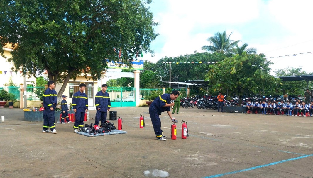 Phú Tân: 400 học sinh, giáo viên và chủ cơ sở doanh nghiệp được trãi nghiệm, thực hành kỹ năng chữa cháy