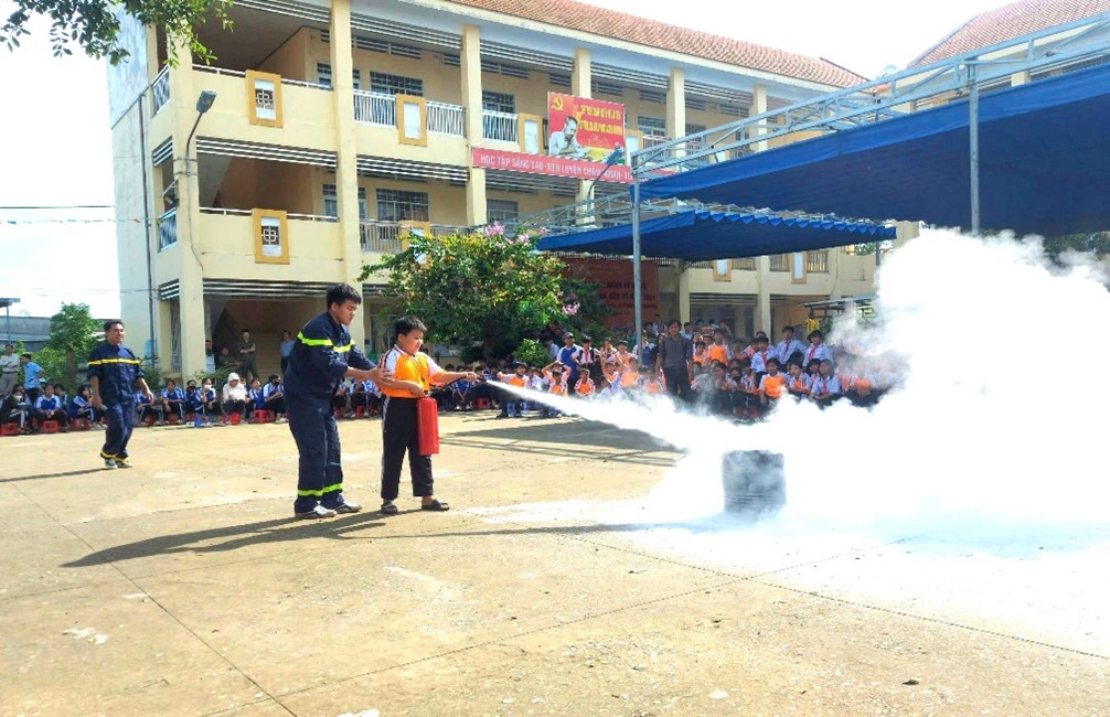 Phú Tân: 400 học sinh, giáo viên và chủ cơ sở doanh nghiệp được trãi nghiệm, thực hành kỹ năng chữa cháy