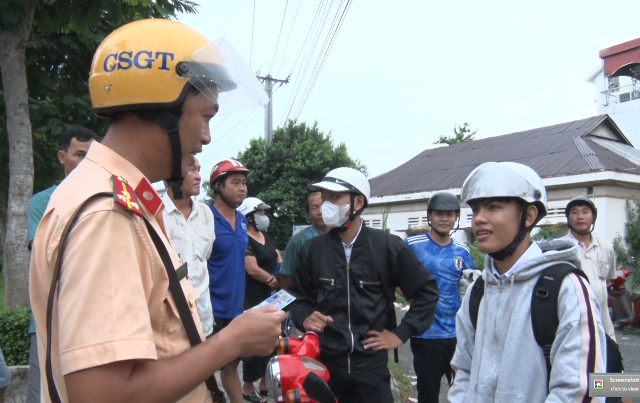 Phú Tân tăng cường đảm bảo an toàn giao thông