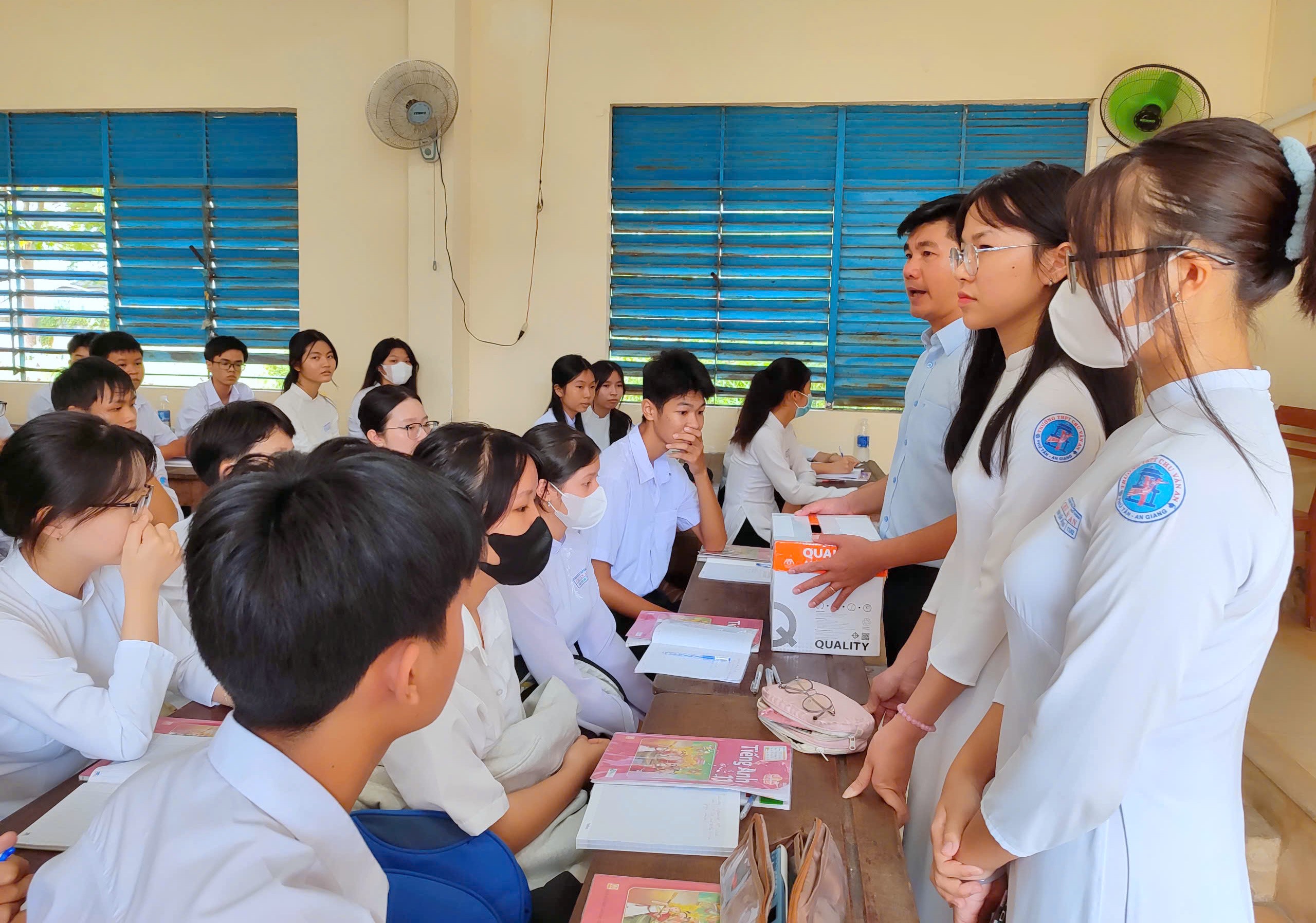  Học sinh trường THPT Chu Văn An cùng hướng về đồng bào miền Bắc bị ảnh hưởng bão lũ