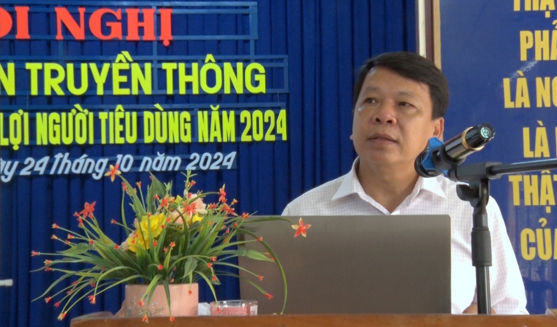 Ban Tuyên giáo Huyện ủy Phú Tân tập huấn truyền thông về bảo vệ quyền lợi người tiêu dùng năm 2024