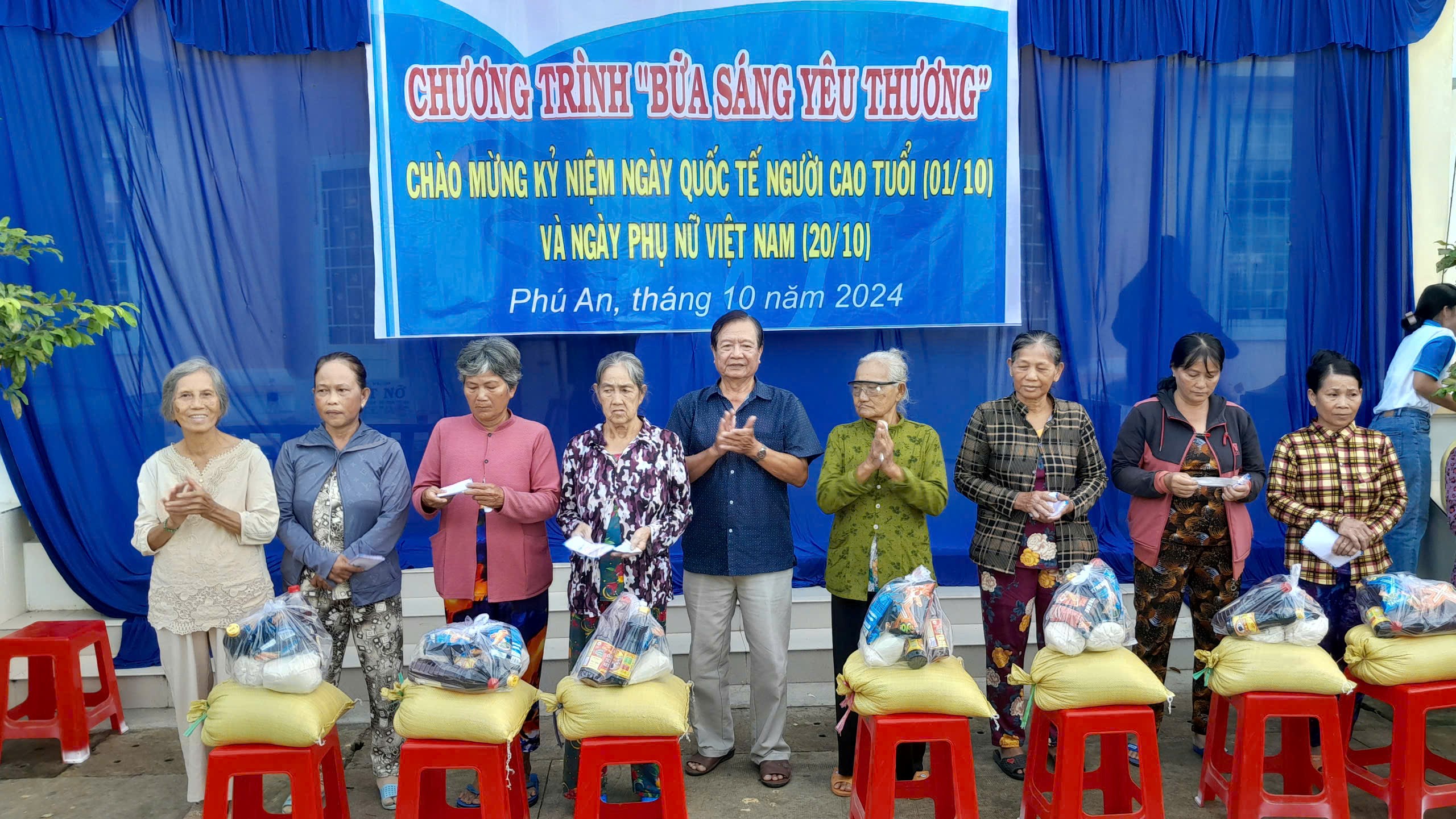Hội Liên hiệp Phụ nữ huyện Phú Tân tổ chức Chương trình “Bữa sáng yêu thương” cho Người cao tuổi