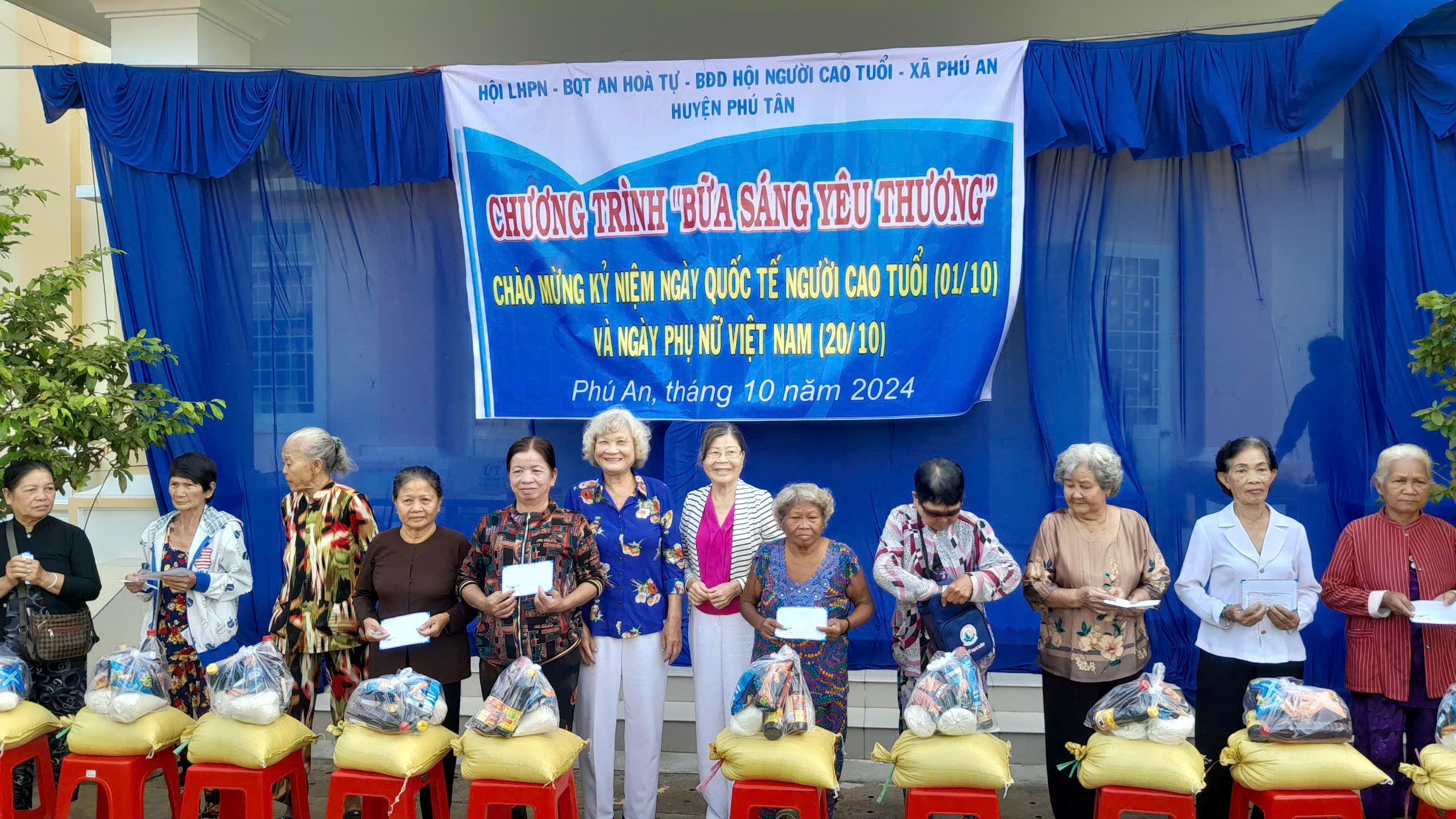 Hội Liên hiệp Phụ nữ huyện Phú Tân tổ chức Chương trình “Bữa sáng yêu thương” cho Người cao tuổi