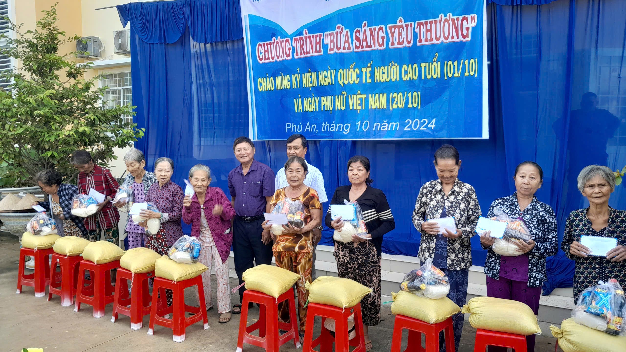 Hội Liên hiệp Phụ nữ huyện Phú Tân tổ chức Chương trình “Bữa sáng yêu thương” cho Người cao tuổi