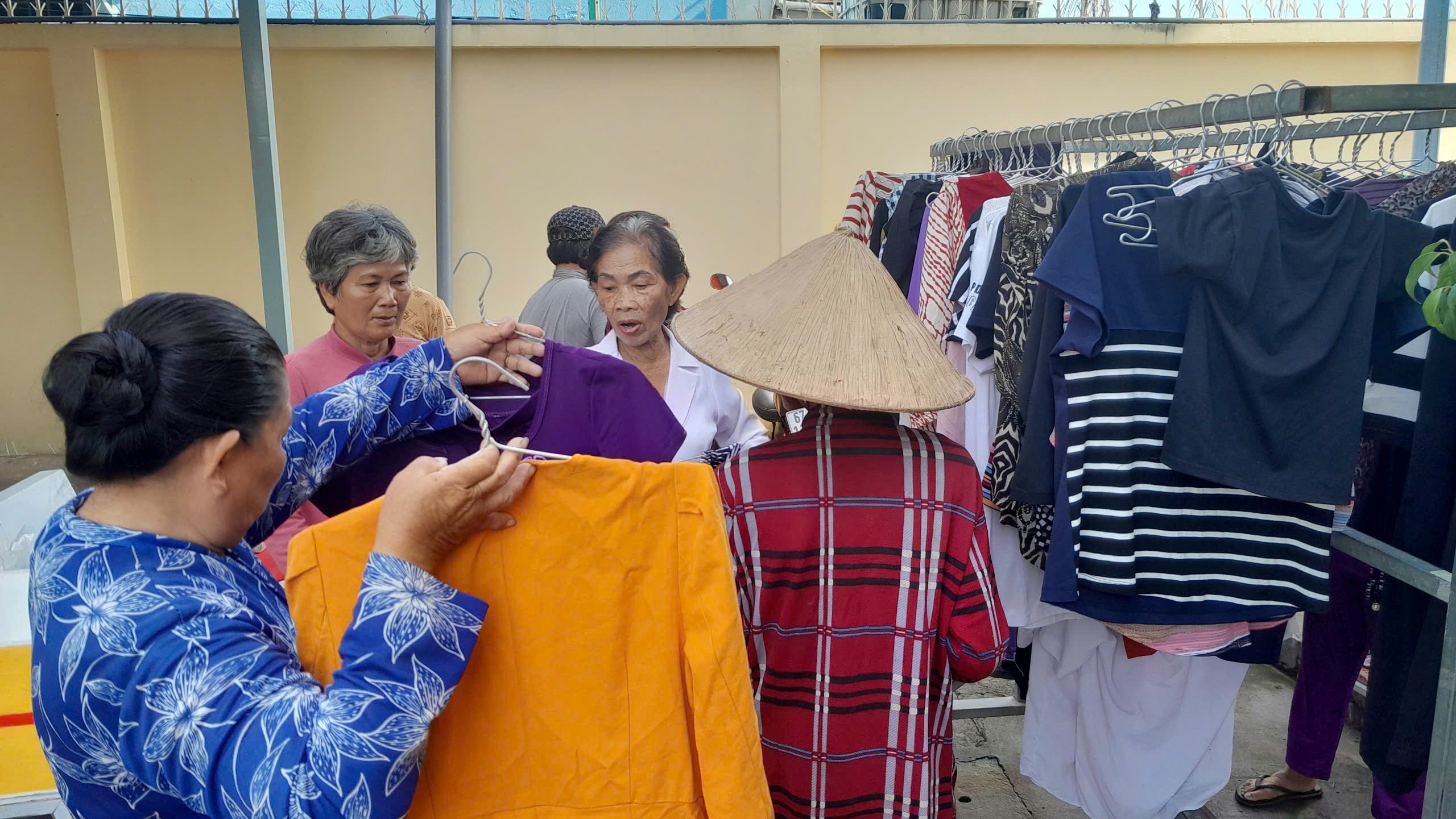Hội Liên hiệp Phụ nữ huyện Phú Tân tổ chức Chương trình “Bữa sáng yêu thương” cho Người cao tuổi