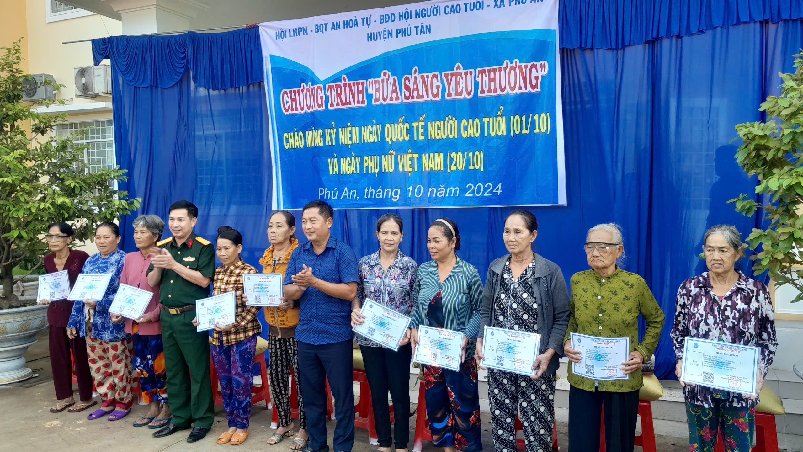 Hội Liên hiệp Phụ nữ huyện Phú Tân tổ chức Chương trình “Bữa sáng yêu thương” cho Người cao tuổi