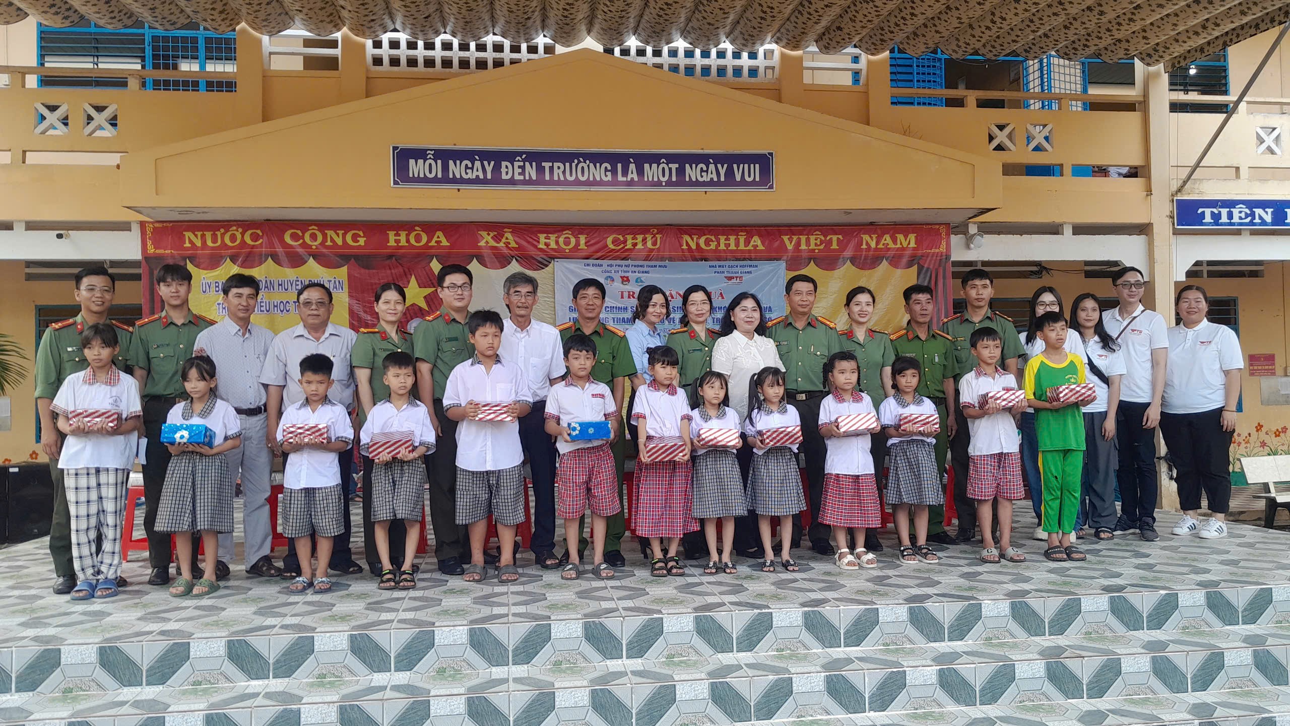 Công an tỉnh An Giang trao tặng 182 quà cho hộ nghèo, học sinh và Lực lượng tham gia bảo vệ an ninh, trật tự ở cơ sở xã Tân Hòa