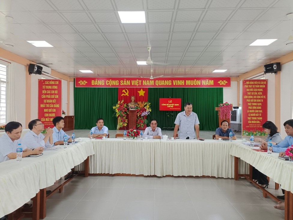 Huyện ủy Phú Tân trao quyết định về công tác cán bộ