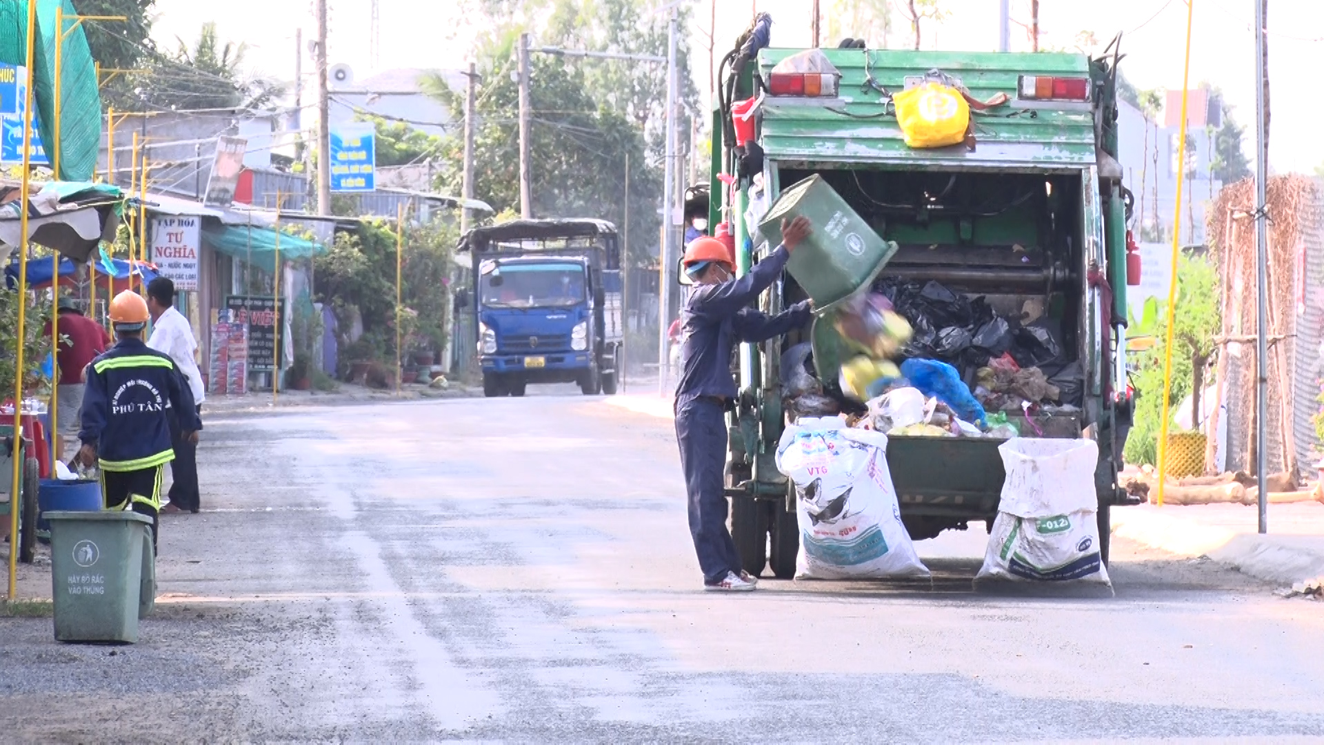 Phú Tân hưởng ứng các hoạt động chiến dịch làm cho thế giới sạch hơn