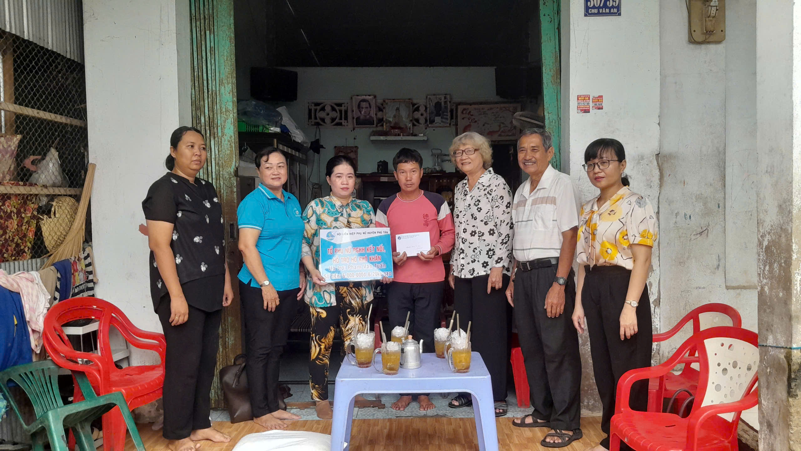 Thực hiện Chương trình “Mỗi tháng một địa chỉ” Hội LHPN huyện Phú Tân thăm và hỗ trợ tiền cho hộ khó khăn