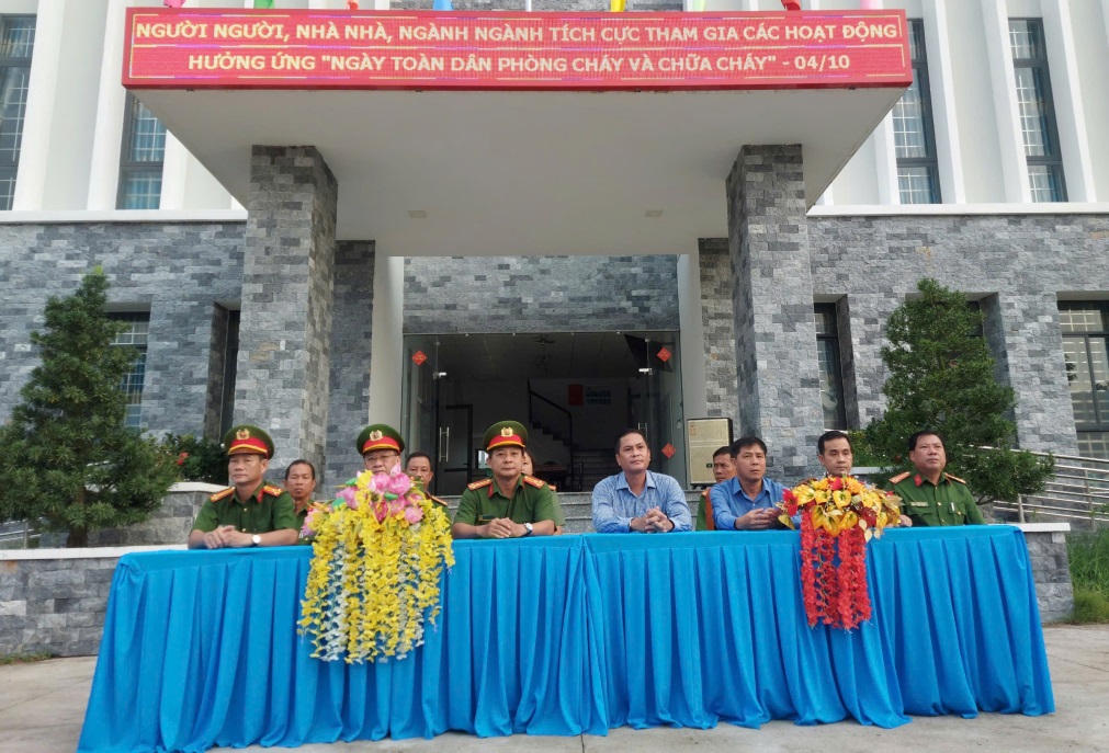 Phú Tân ra quân diễu hành hưởng ứng ngày toàn dân phòng cháy, chữa cháy 4-10