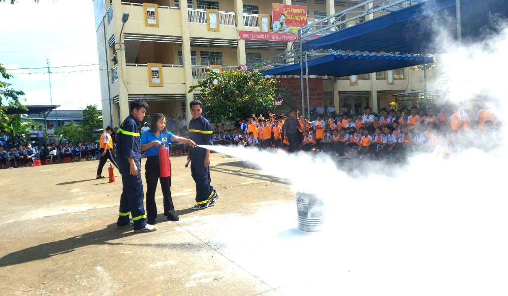 Phú Tân: 400 học sinh, giáo viên và chủ cơ sở doanh nghiệp được trãi nghiệm, thực hành kỹ năng chữa cháy
