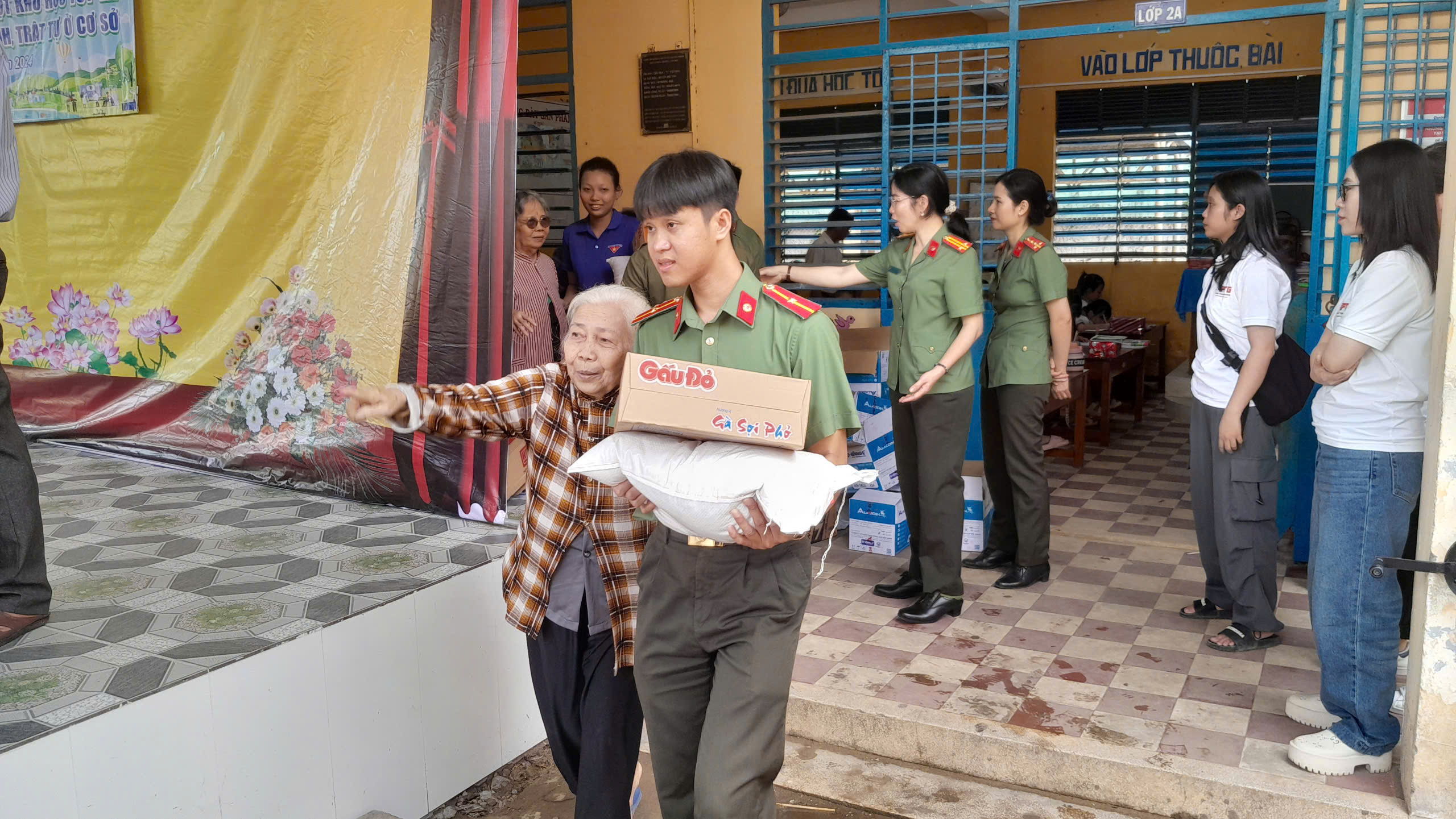 Công an tỉnh An Giang trao tặng 182 quà cho hộ nghèo, học sinh và Lực lượng tham gia bảo vệ an ninh, trật tự ở cơ sở xã Tân Hòa