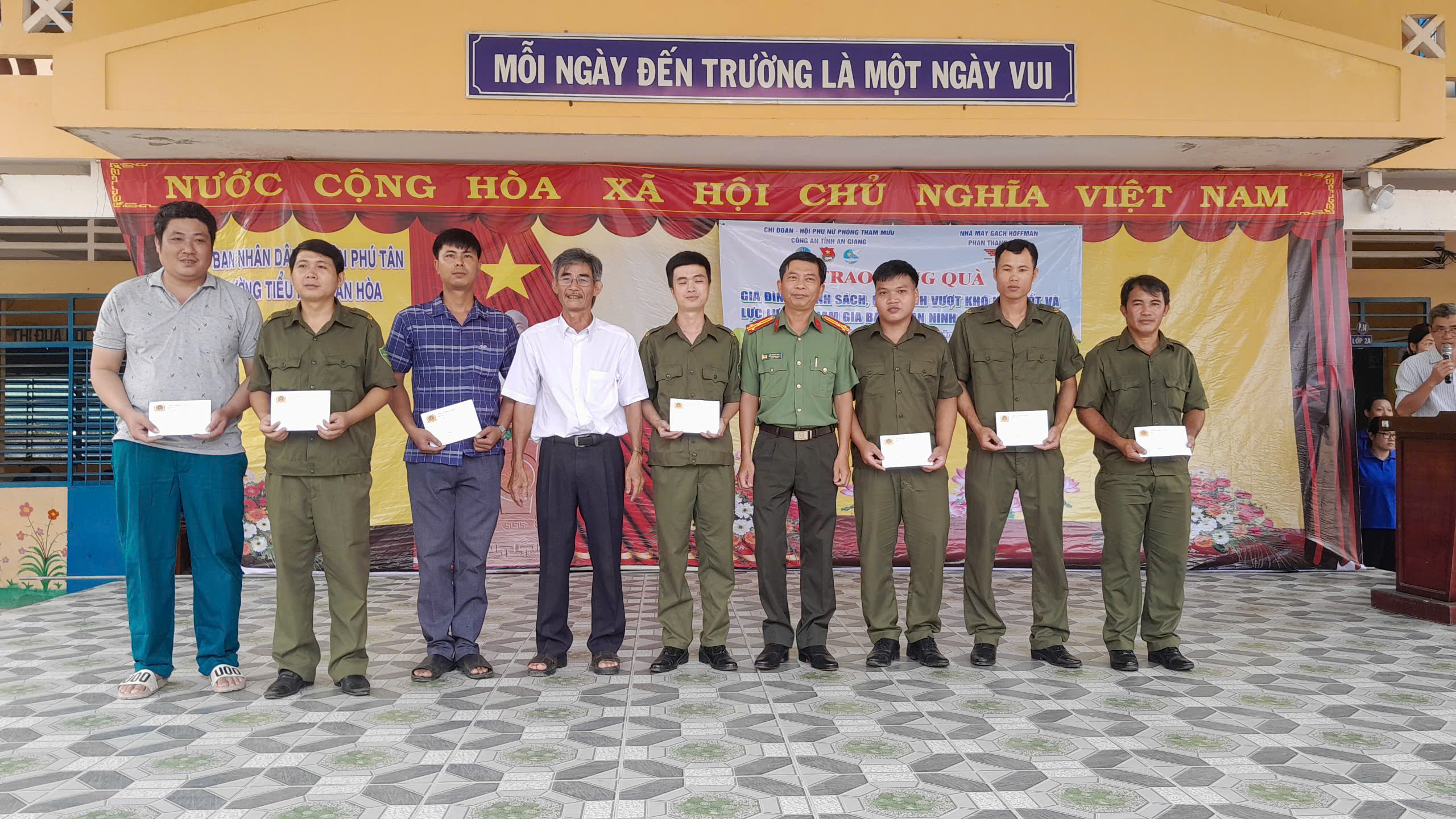Công an tỉnh An Giang trao tặng 182 quà cho hộ nghèo, học sinh và Lực lượng tham gia bảo vệ an ninh, trật tự ở cơ sở xã Tân Hòa
