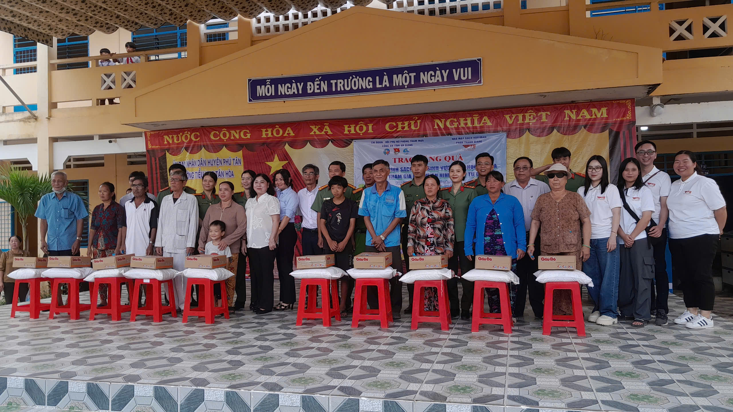 Công an tỉnh An Giang trao tặng 182 quà cho hộ nghèo, học sinh và Lực lượng tham gia bảo vệ an ninh, trật tự ở cơ sở xã Tân Hòa