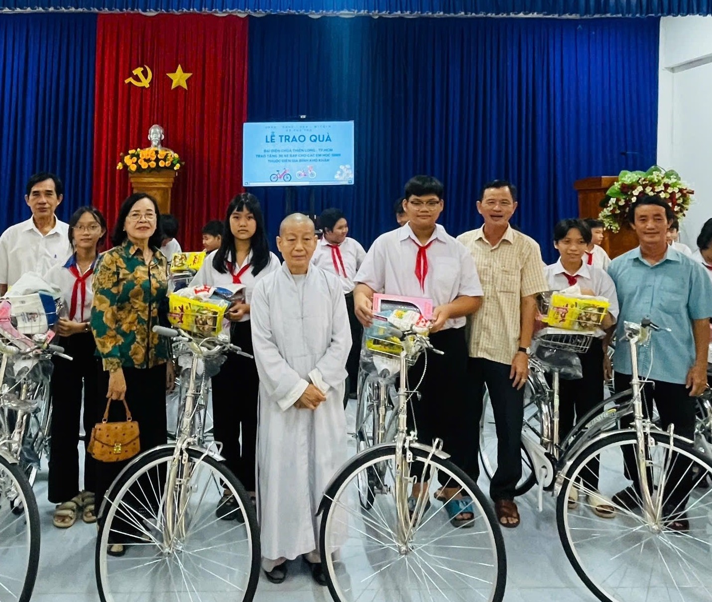 Đoàn từ thiện Chùa Thiên Long, thành Phố Hồ Chí Minh trao tặng 30 chiếc xe đạp cho học  sinh có hoàn cảnh khó khăn xã Phú Thọ