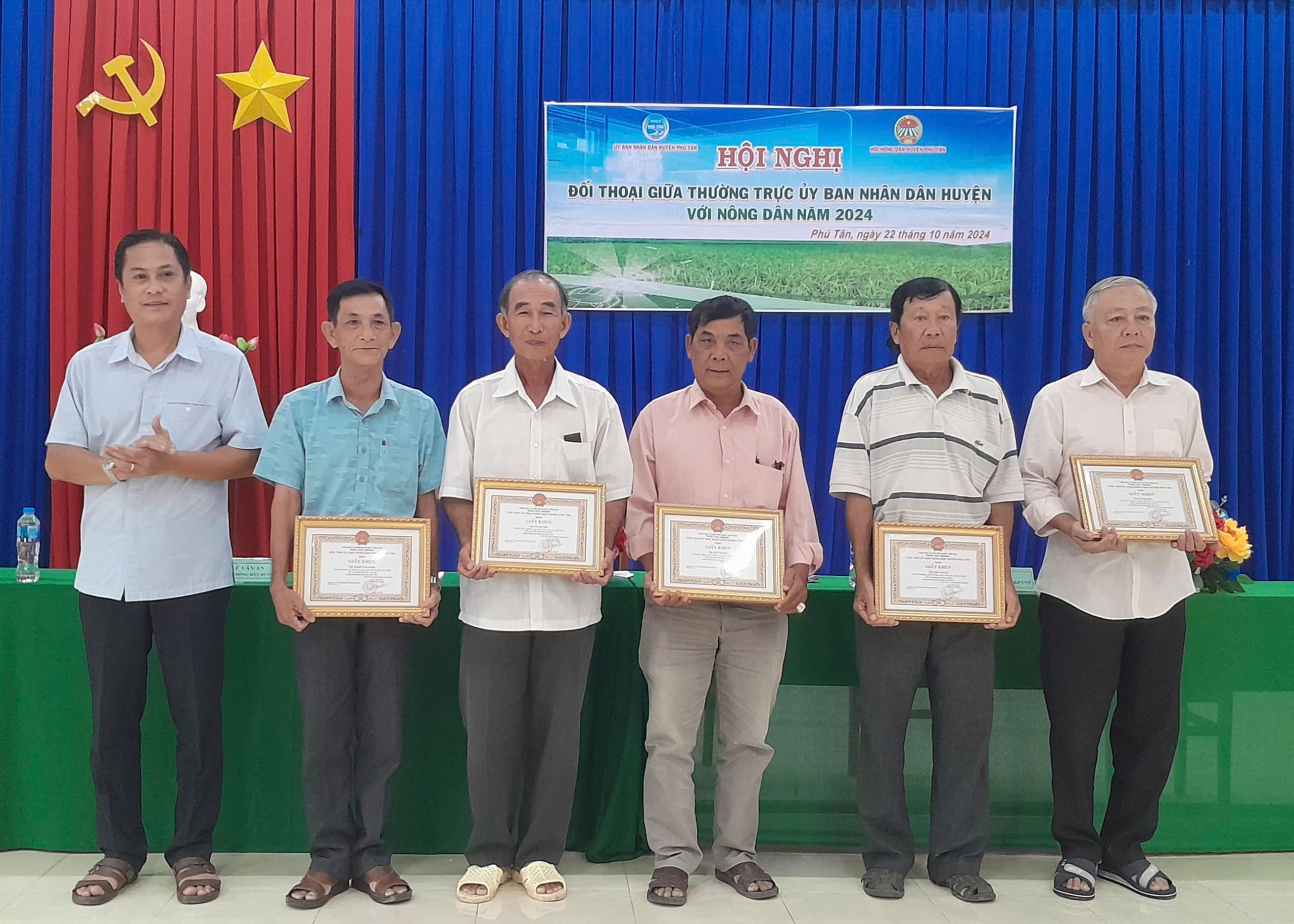 Thường trực UBND huyện Phú Tân đối thoại với nông dân “Đề án 01 triệu hecta chuyên canh tác lúa chất lượng cao”