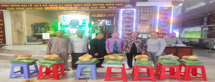 Ban Trị sự Phật giáo Hòa Hảo xã Phú Hiệp tặng gạo cho người nghèo tại địa phương