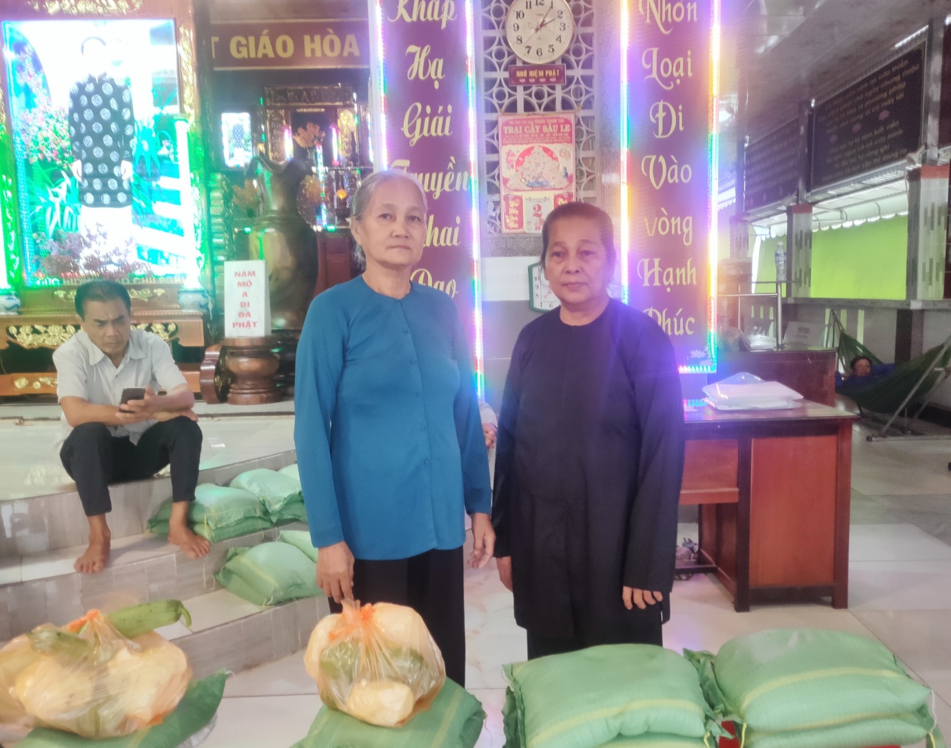 Ban Trị sự Phật giáo Hòa Hảo xã Phú Hiệp tặng gạo cho người nghèo tại địa phương