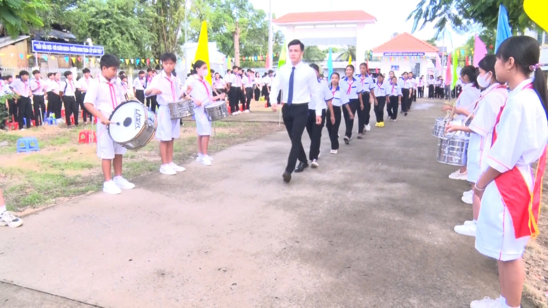 Học sinh và giáo viên huyện cù lao Phú Tân bước vào năm học mới