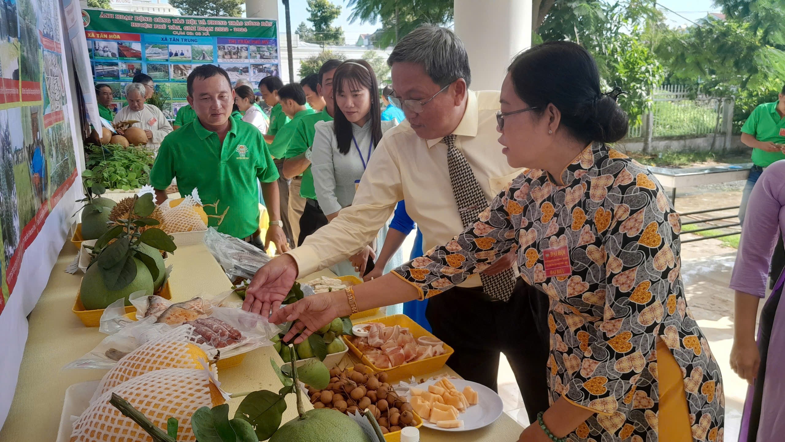 Trưng bày sản phẩm nông nghiệp tiêu biểu và sản phẩm OCOP