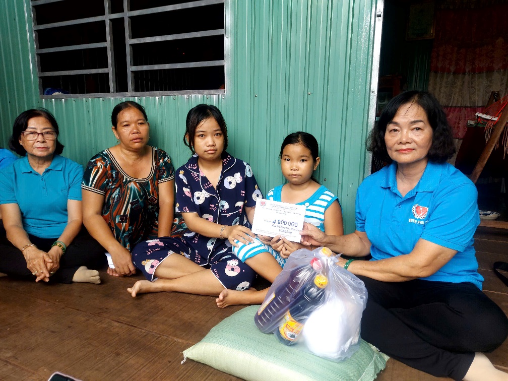 Trao tiền hỗ trợ trẻ em bị bệnh ung thư máu 