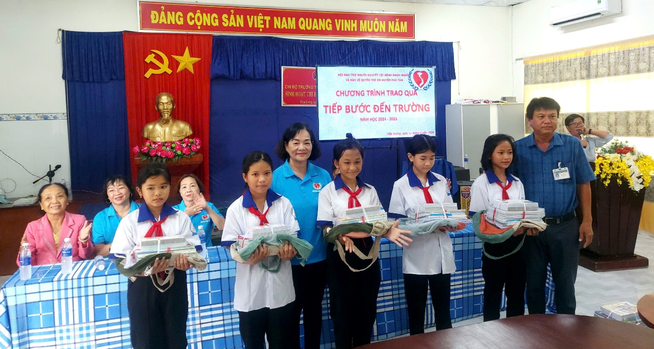 Trao 50 phần quà “tiếp bước đến trường” đầu năm học mới