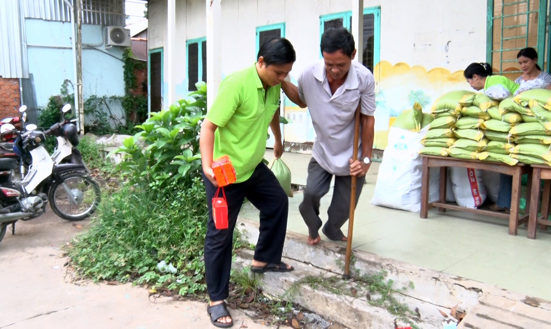 Phú Tân trao tặng 100 phần quà cho bà con nghèo và trẻ em