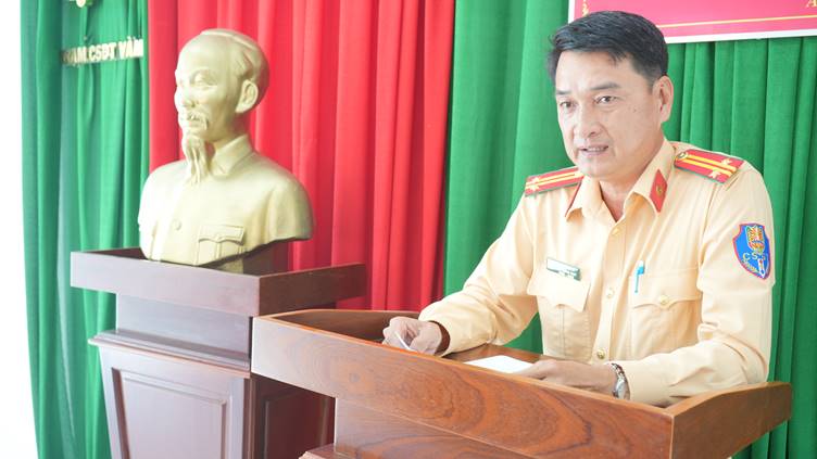 Trung tá Võ Hoàng Hồ - Phó Trưởng trạm Cảnh sát đường thủy Vàm Nao phổ biến các quy định trọng tâm của Luật Giao thông đường thủy nội địa tại buổi tuyên truyền