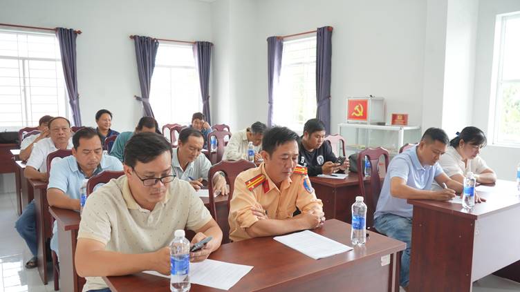 Chủ khai thác và người quản lý bến khách tại buổi tuyên truyền