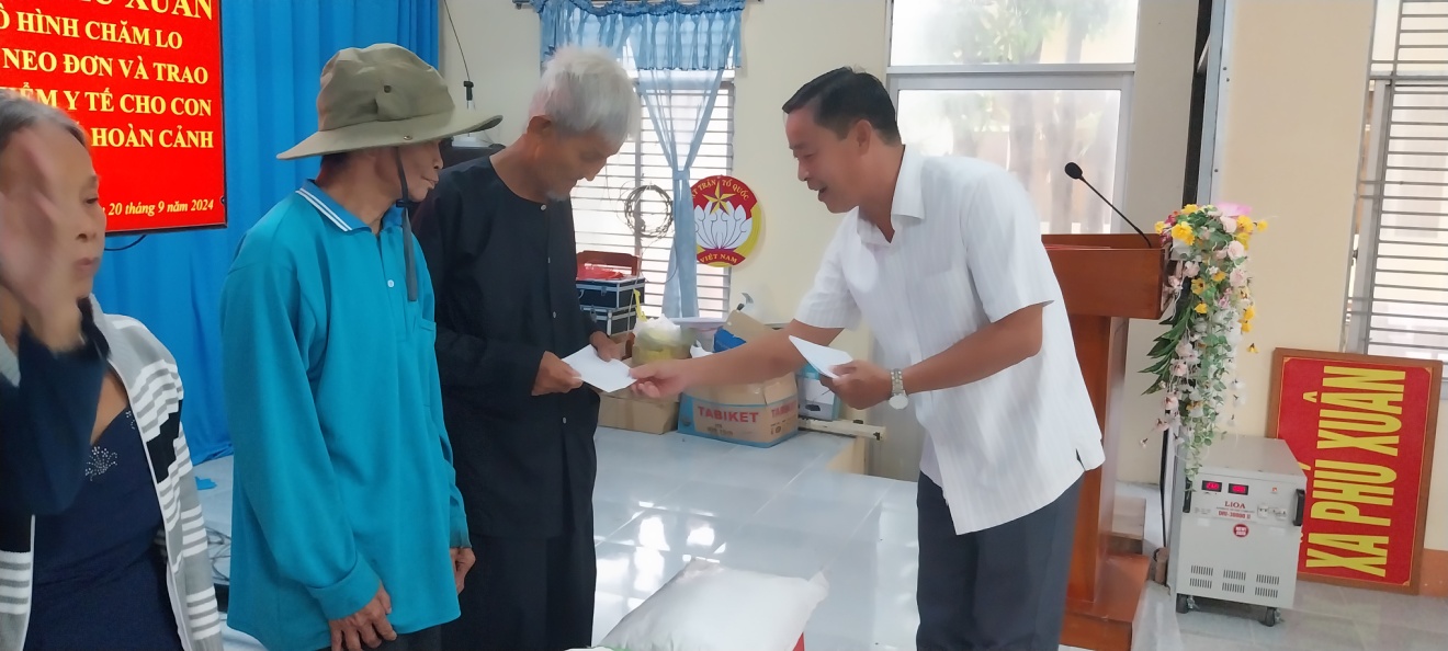     Trao 20 phần quà hỗ trợ người già neo đơn, người tàn tật xã Phú Xuân