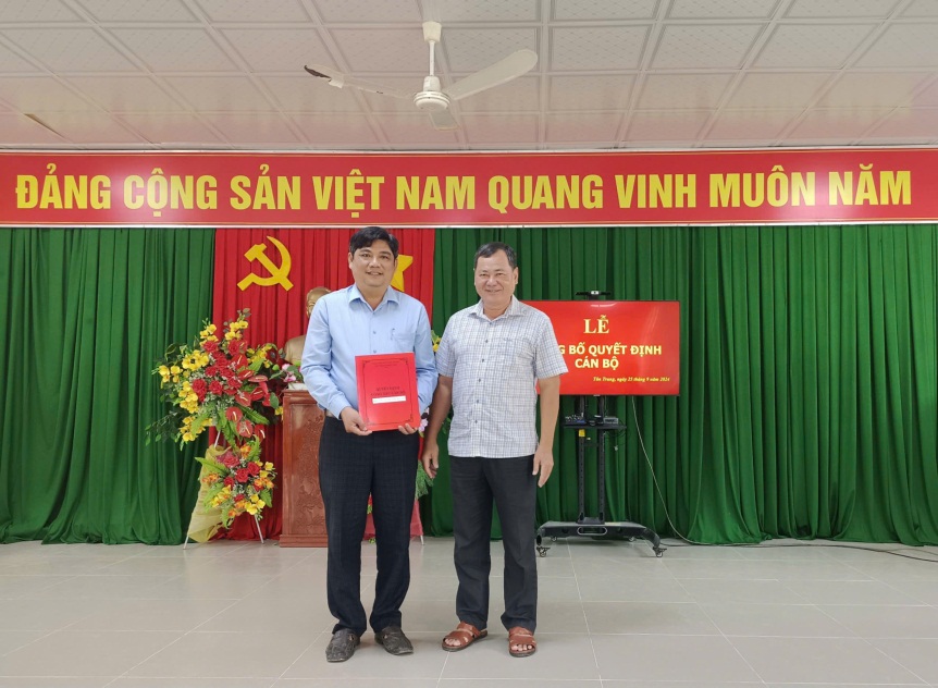 Huyện ủy Phú Tân trao quyết định về công tác cán bộ
