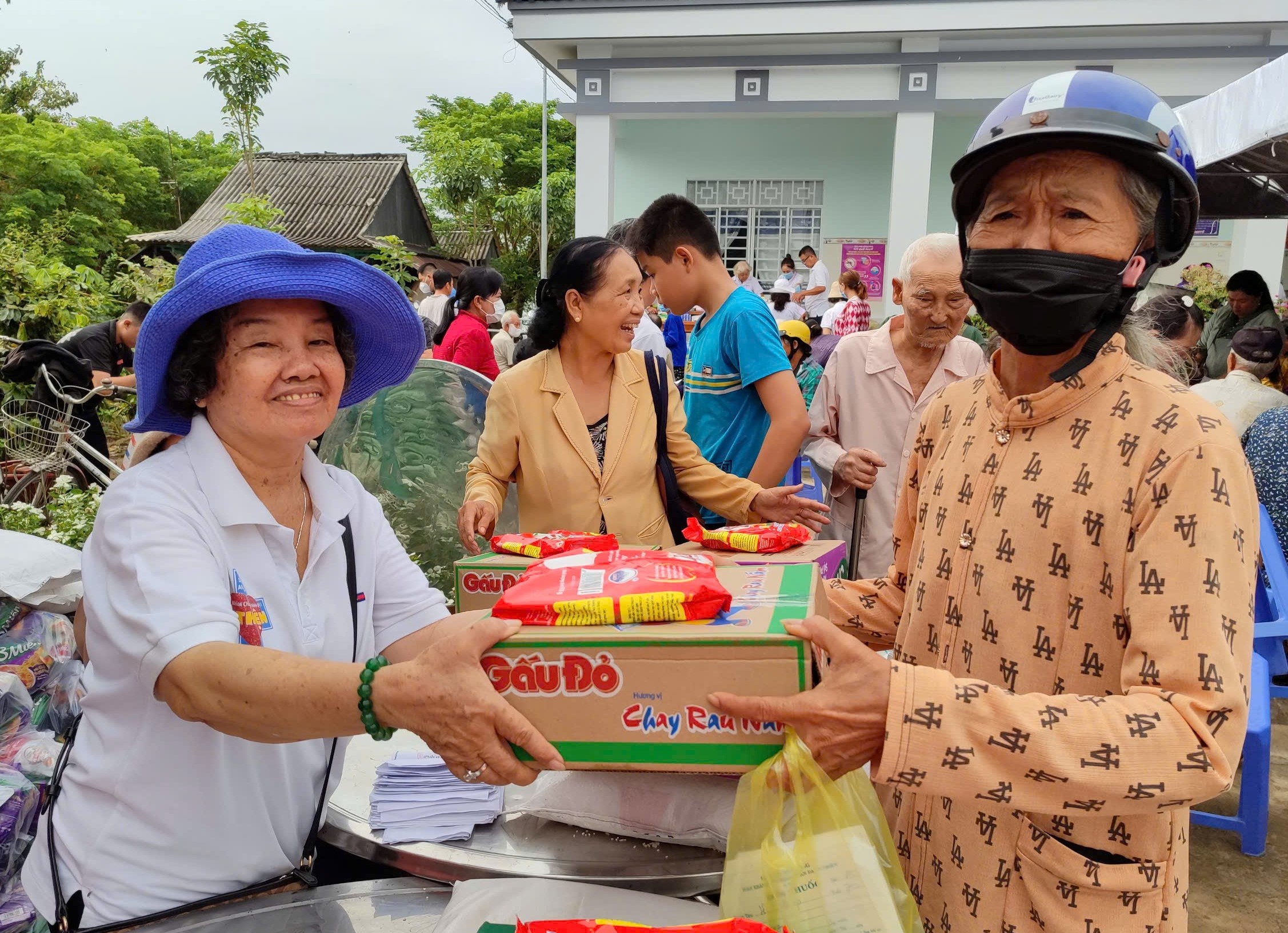 400 bà con nghèo, gia đình chính sách xã Hiệp Xương được khám bệnh, cấp thuốc miễn phí và tặng quà