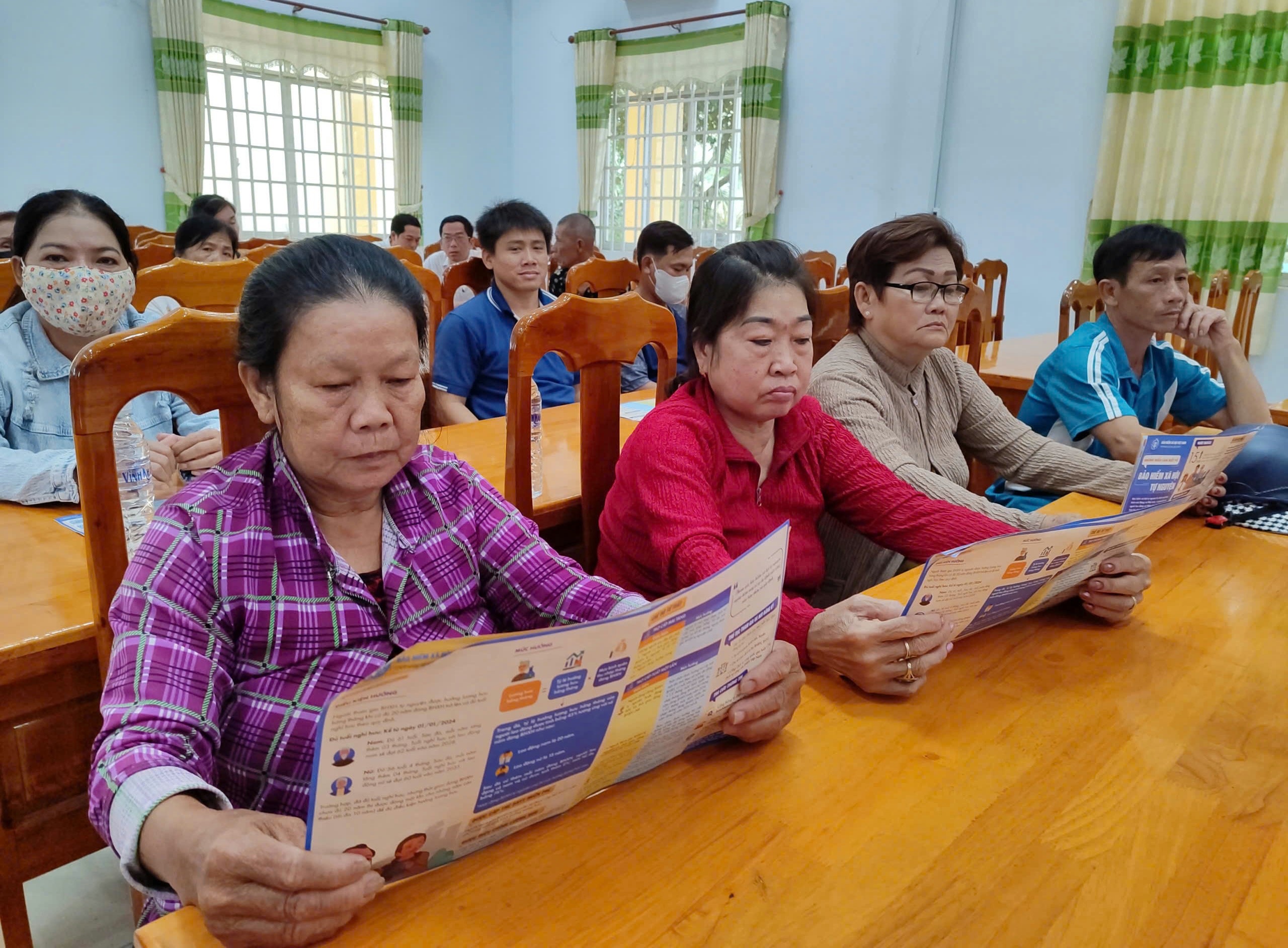 Lan tỏa mô hình chia sẻ chăm lo sức khỏe nhân dân - trao tặng thẻ bảo hiểm y tế cho người dân và học sinh