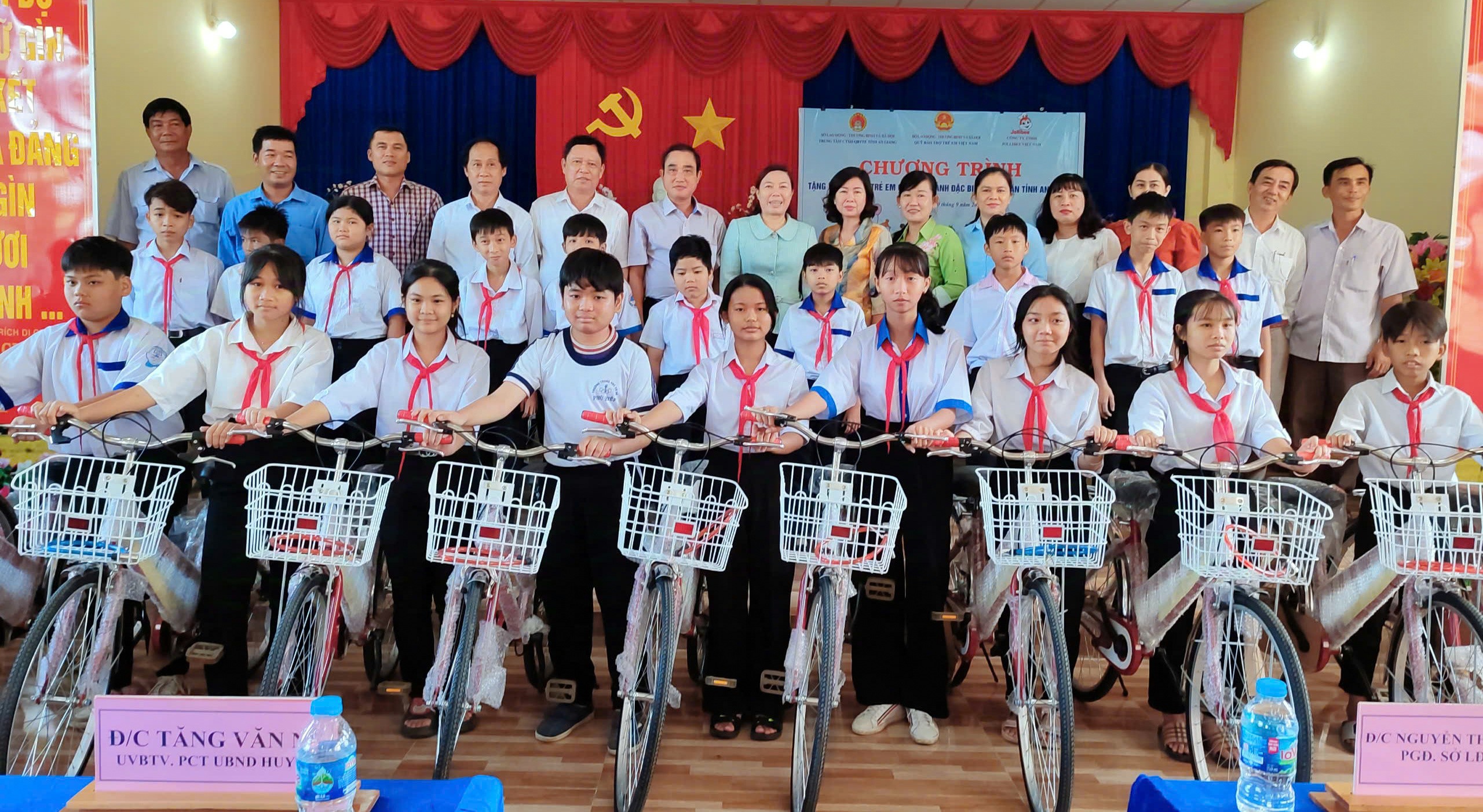 Sở Lao động, Thương binh và Xã hội tỉnh An Giang tặng xe đạp cho trẻ em có hoàn cảnh đặc biệt huyện Phú Tân