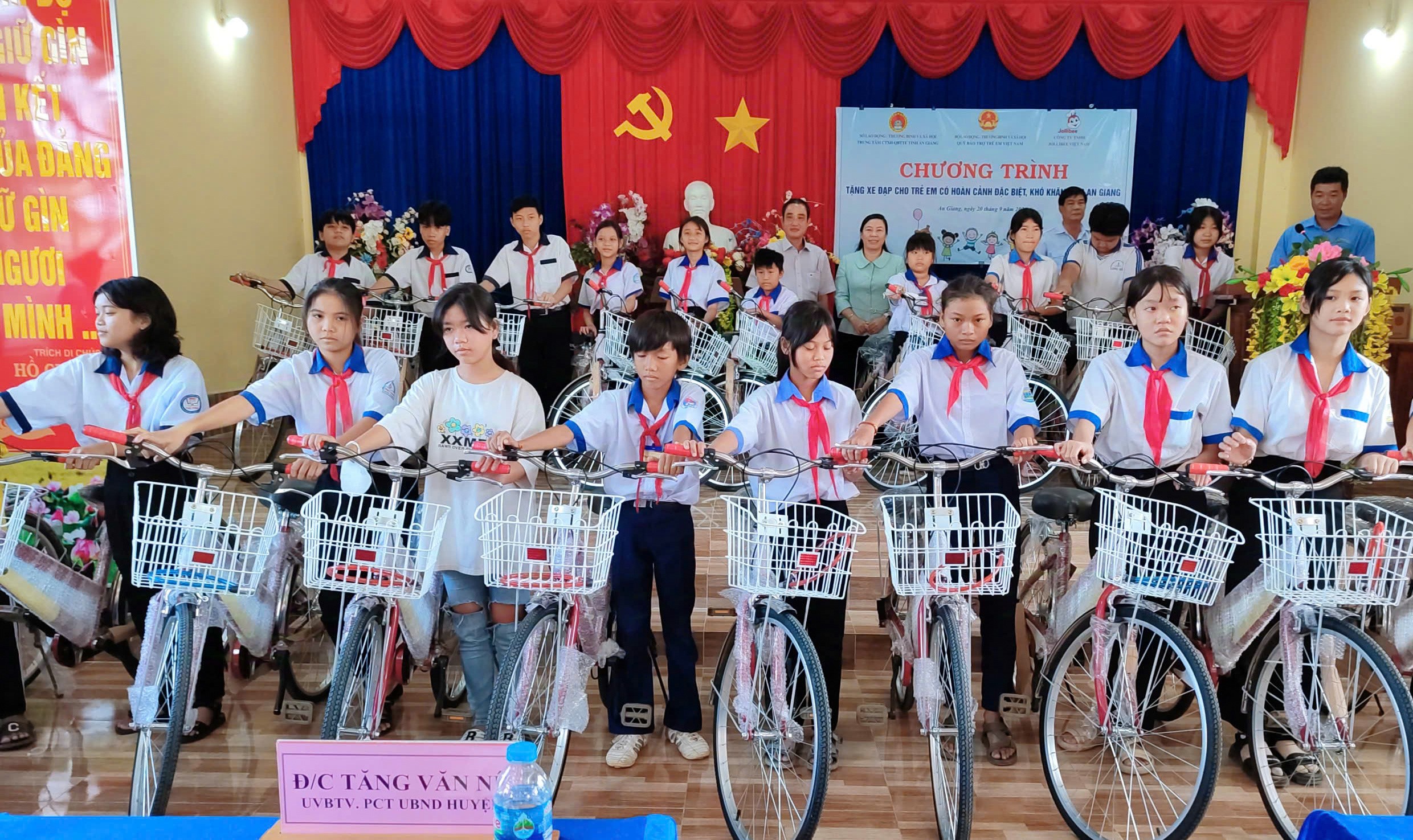 Sở Lao động, Thương binh và Xã hội tỉnh An Giang tặng xe đạp cho trẻ em có hoàn cảnh đặc biệt huyện Phú Tân