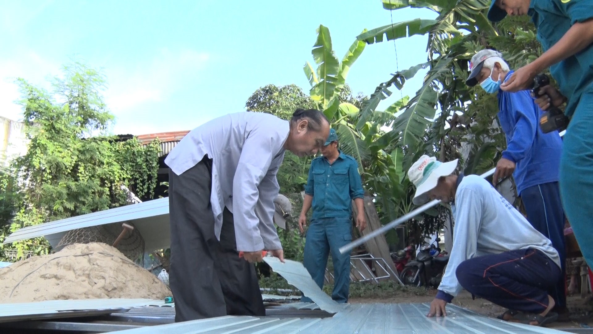 Học tập và làm theo tấm gương đạo đức Hồ Chí Minh của Tổ cất nhà đại đoàn kết thị trấn Phú Mỹ, huyện Phú Tân