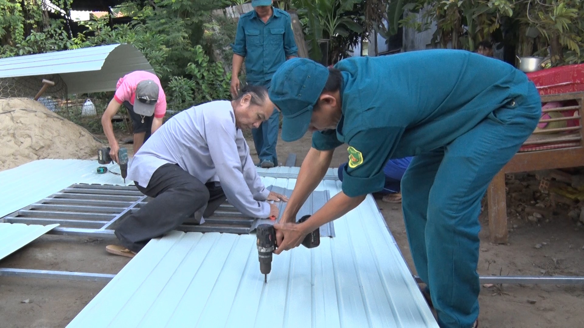 Học tập và làm theo tấm gương đạo đức Hồ Chí Minh của Tổ cất nhà đại đoàn kết thị trấn Phú Mỹ, huyện Phú Tân