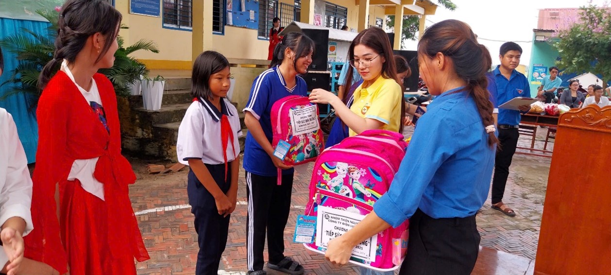 Trao quà Tết trung thu và năm học mới cho trẻ em có hoàn cảnh khó khăn