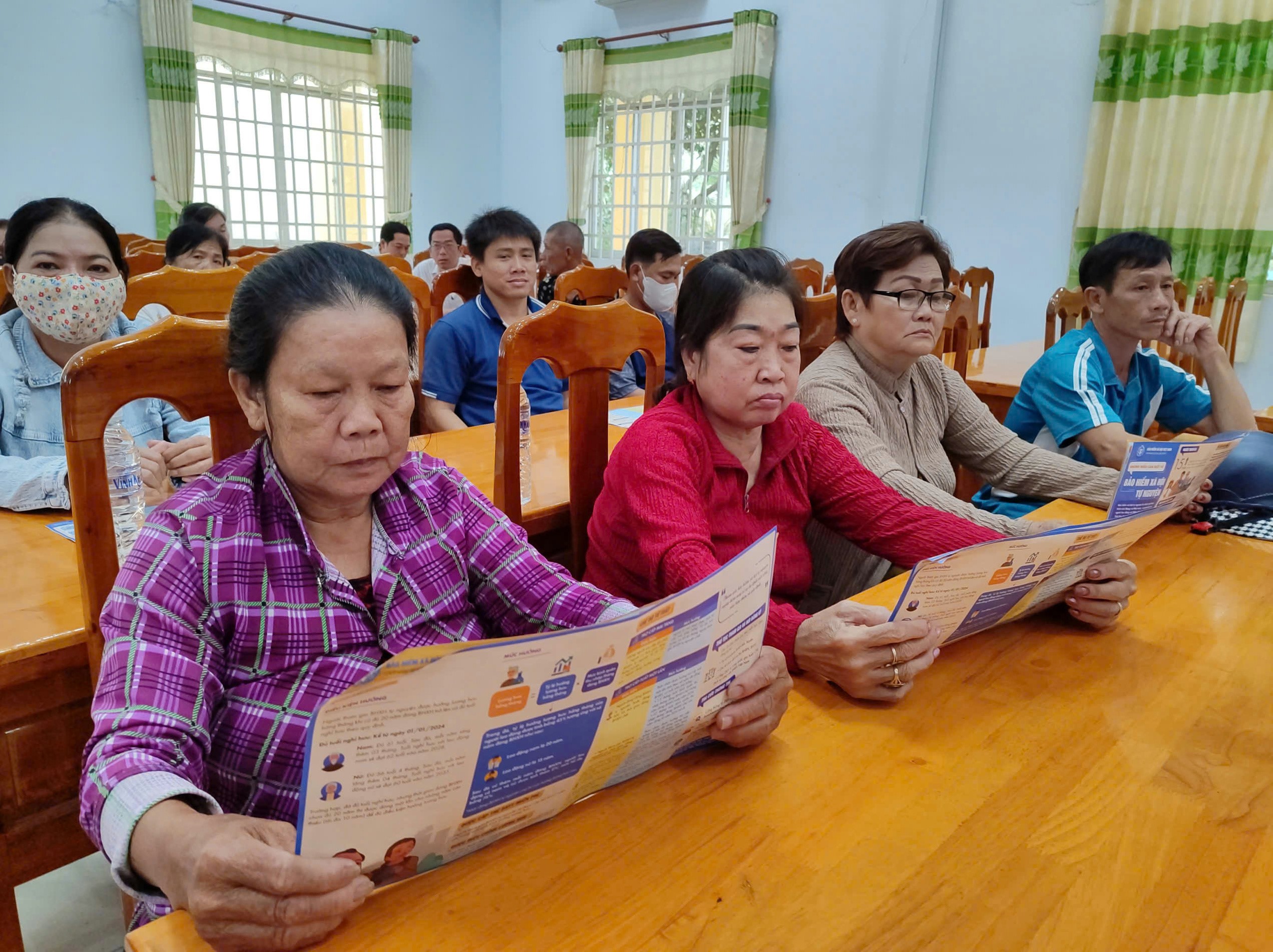 Truyền thông khách hàng vận động người dân tham gia Bảo hiểm y tế, Bảo hiểm xã hội và tặng thẻ Bảo hiểm y tế cho người dân khó khăn