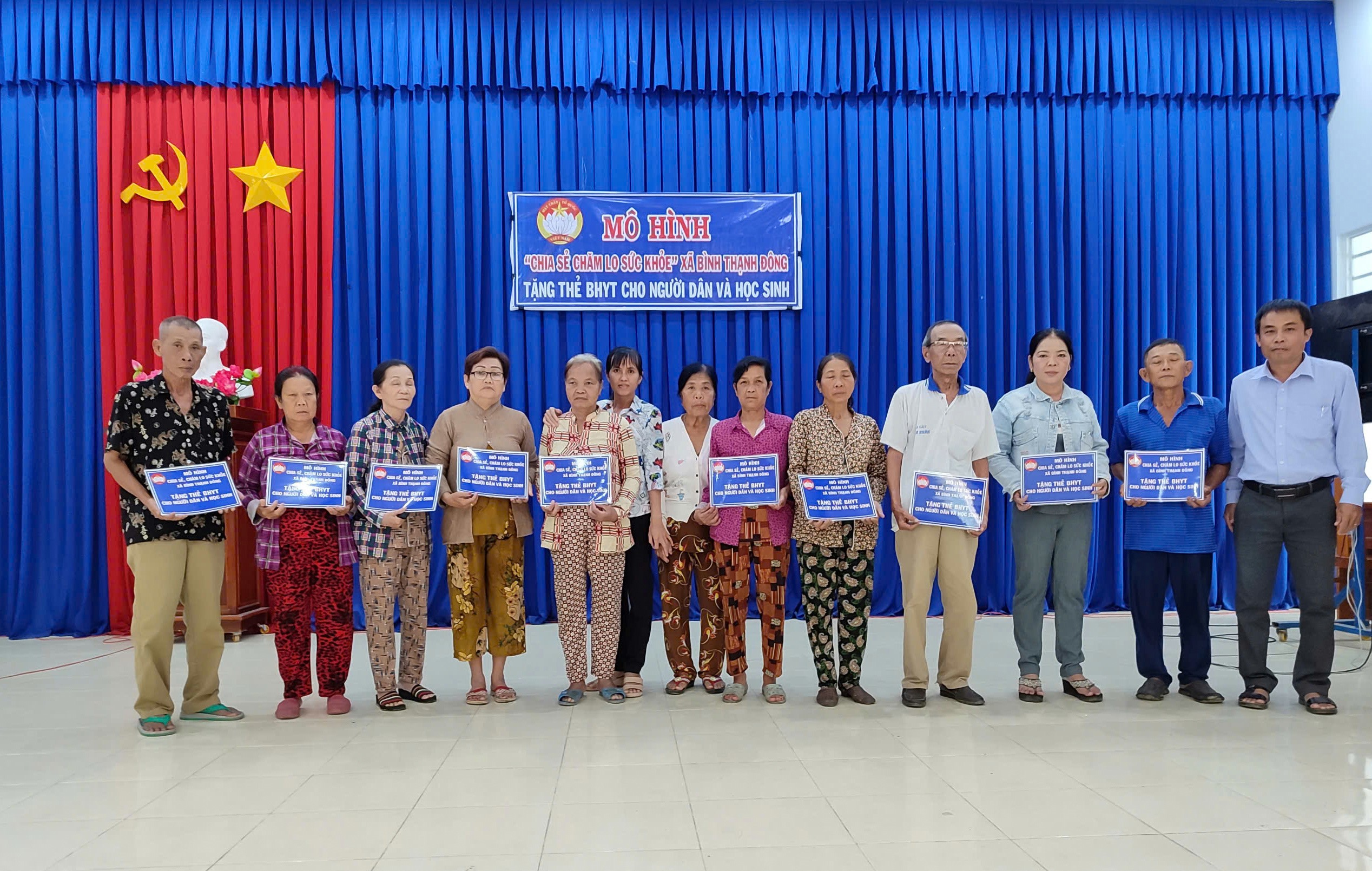 Truyền thông khách hàng vận động người dân tham gia Bảo hiểm y tế, Bảo hiểm xã hội và tặng thẻ Bảo hiểm y tế cho người dân khó khăn