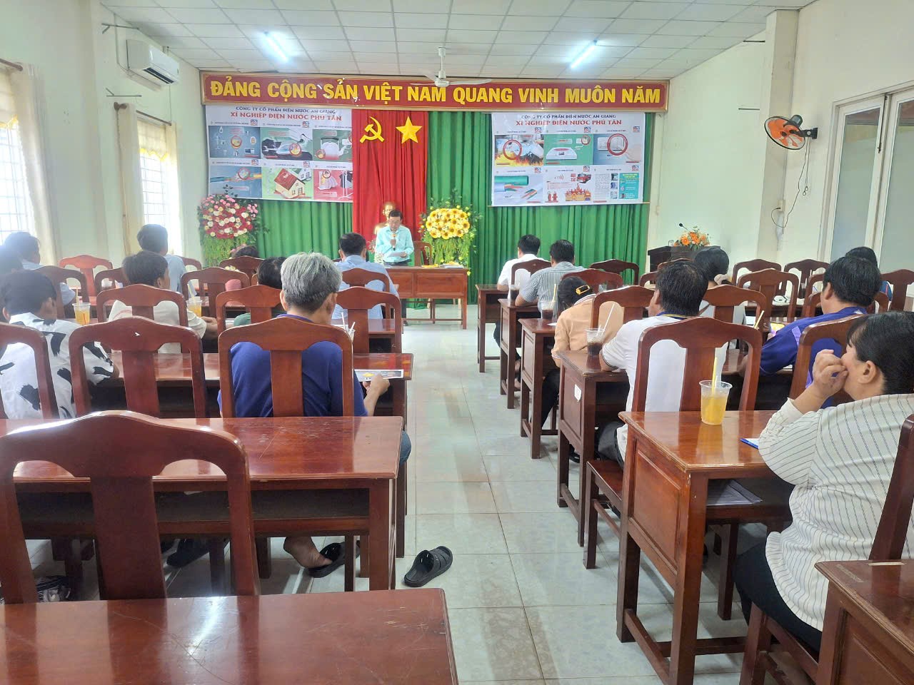 Xí nghiệp Điện nước Phú Tân tuyên truyền an toàn sử dụng điện tại xã Tân Hòa