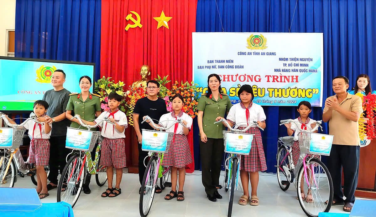 Chương trình “chia sẻ yêu thương" tặng máy lọc nước và xe đạp cho học sinh tại Phú Tân