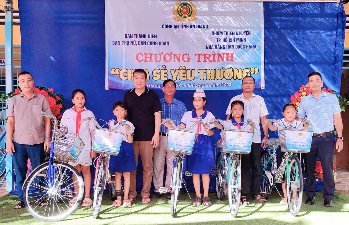 Chương trình “chia sẻ yêu thương" tặng máy lọc nước và xe đạp cho học sinh tại Phú Tân