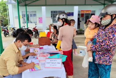 Phú Tân bổ sung Vitamin A cho trẻ đợt 2 năm 2024